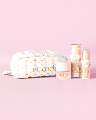 Ein Bild von P.Louise The Softest Touch Skincare Starter Kit mit kleingedrucktem Teddy-Make-up und einer Hautpflegetasche mit 3 Hautpflegeprodukten vor einem rosa Hintergrund