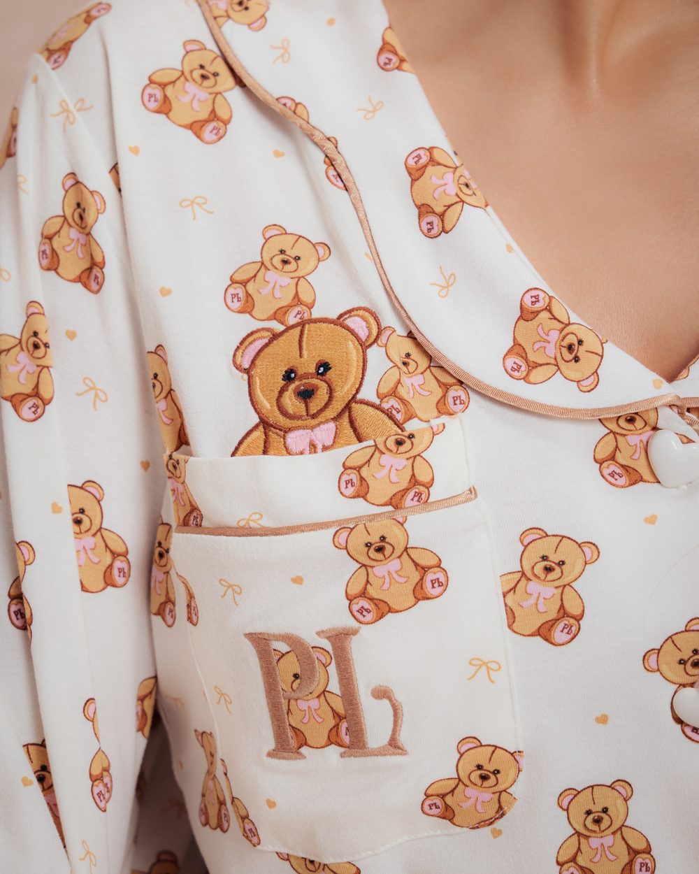Nahaufnahme des Teddybär-Aufdrucks auf dem Pyjama-Set für Damen
