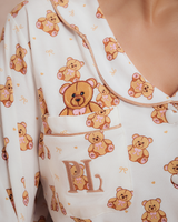 Nahaufnahme des Teddybär-Aufdrucks auf dem Pyjama-Set für Damen