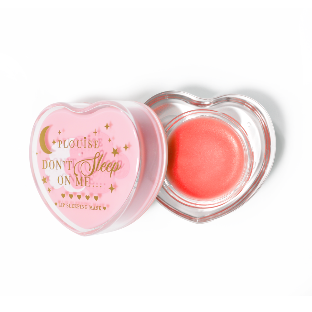 Rosa herzförmige Lippenschlafmaske mit abgenommenem Deckel auf weißem Hintergrund