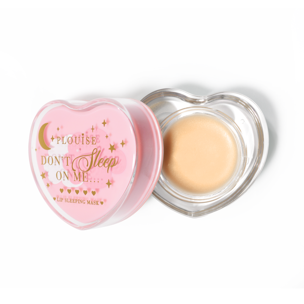 Rosa herzförmige Lippenschlafmaske mit abgenommenem Deckel auf weißem Hintergrund