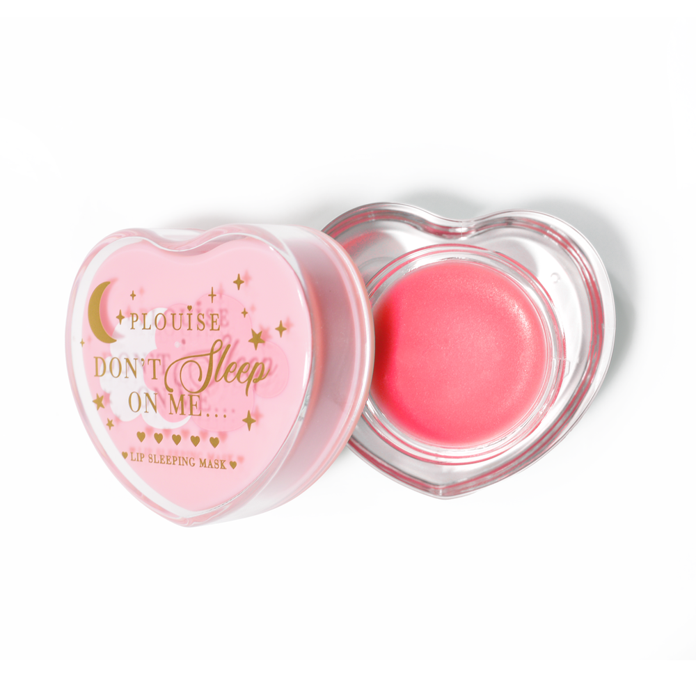Rosa herzförmige Lippenschlafmaske mit abgenommenem Deckel auf weißem Hintergrund