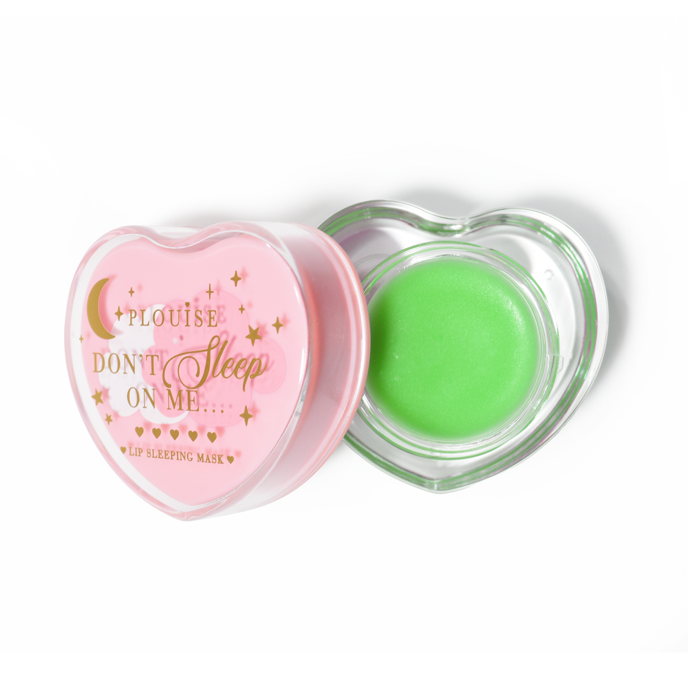 Rosa herzförmige Lippenschlafmaske mit abgenommenem Deckel auf weißem Hintergrund